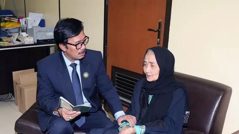 Nenek Qibtiyah bersama dengan Dubes RI untuk Arab Saudi Agus Maftuh Abegebriel