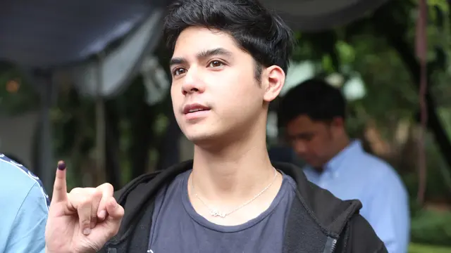 Al Ghazali dan El Rumi nyoblos [Kapanlagi/Budi Susanto]