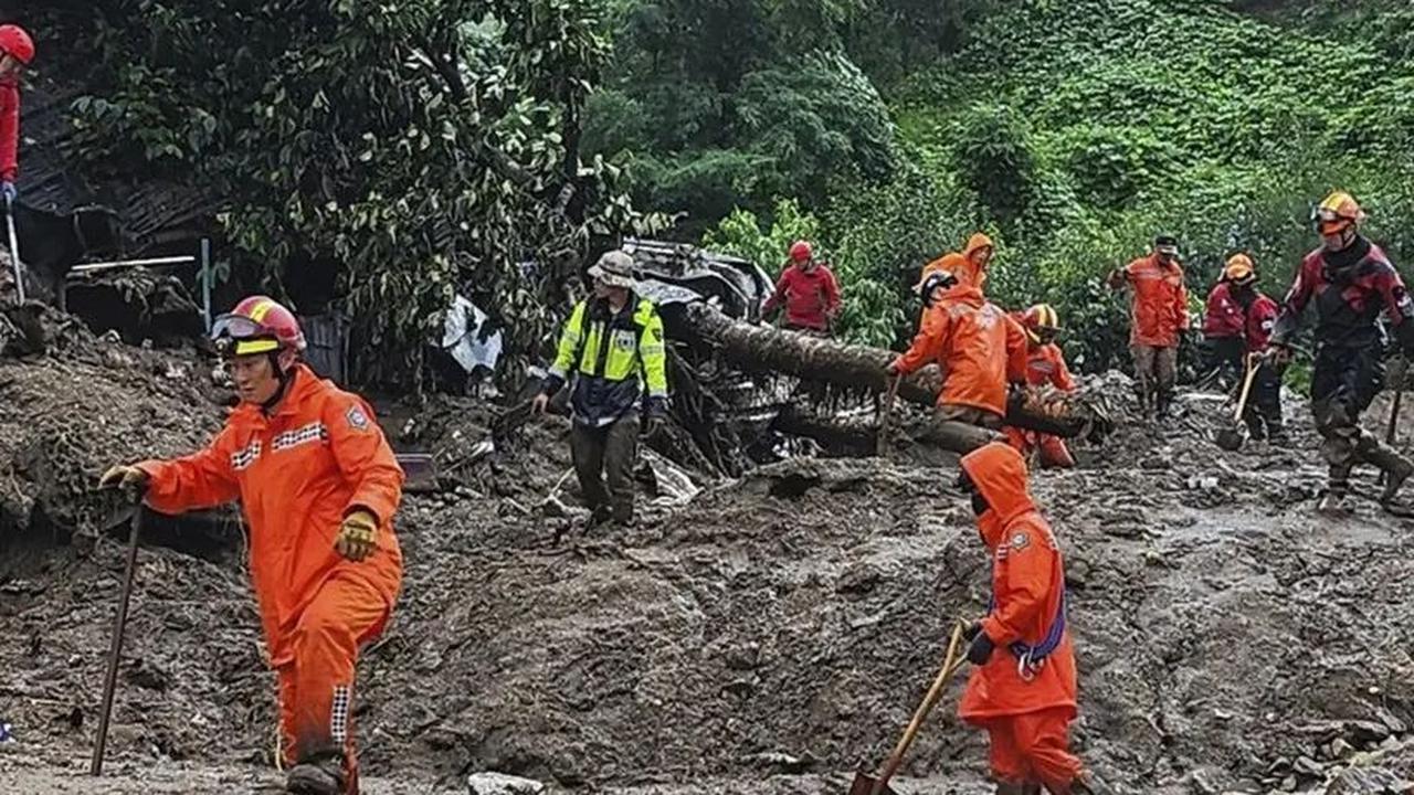 Infrastruktur jalan, rumah, hingga ladang pertanian dilaporkan rusak parah akibat banjir bandang dan longsor di Korea Selatan (Korsel) yang terjadi Sabtu (15/7).