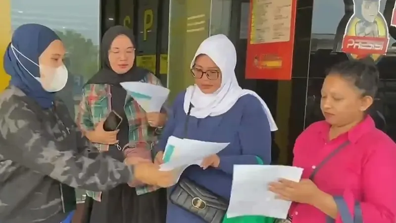 Sejumlah korban dugaan penipuan online senilai ratusan juta melapor ke Polres Metro Bekasi Kota.