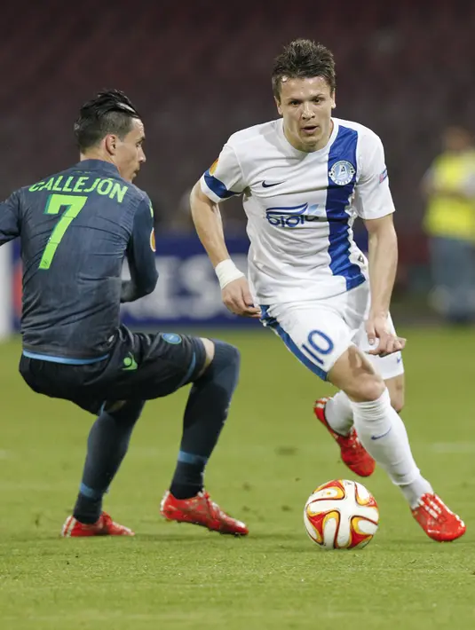 Gelandang  Dnipropetrovsk, Yevhen Konoplyanka (kanan) berusaha melewati Jose Callejon pada leg pertama semifinal Europa League di Stadion San Paolo, Italia, Kamis (7/5/2015). Napoli bermain imbang 1-1 atas Dnipro Dnipropetrovsk. (REUTERS/Ciro De Luca)