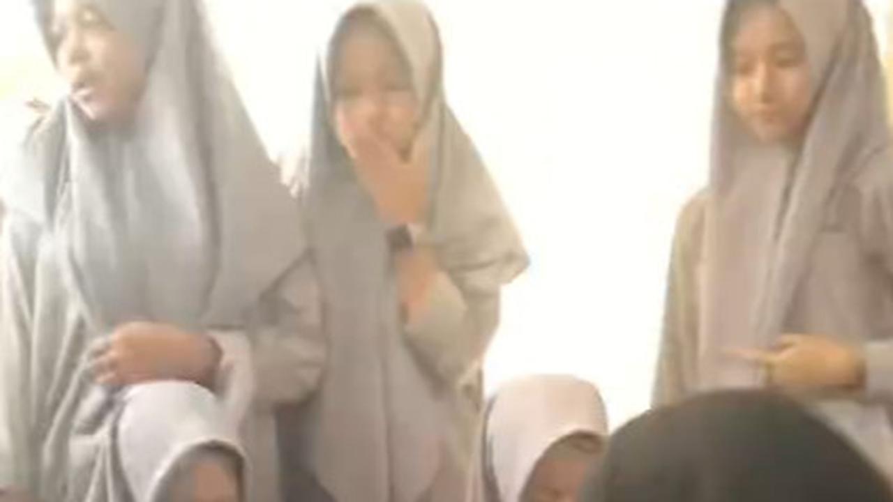 Momen Para Siswa yang Bantu Temannya yang Jualan di Sekolah, Aksinya Banjir Pujian Warganet