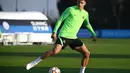 Penyerang Inter Milan,  Joaquin Correa mengontrol bola saat berlatih di Suning Training Center di Appiano Gentile dekat Milan(18/10/2021). Inter Milan akan bertanding melawan Sheriff pada Grup D Liga Champions. (AFP/Marco Bertorello)