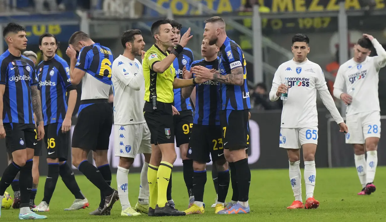 Pemain Inter Milan, Milan Skriniar, protes kepada wasit saat melawan Empoli pada laga Liga Italia di Stadion Giuseppe Meazza, Milan (23/1/2023). Inter Milan tampil pincang dengan 10 pemain sejak menit ke-40 akibat kartu kuning kedua yang didapat Milan Skriniar. (AP Photo/Luca Bruno)
