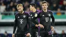 Reaksi pemain Bayern Munchen Konrad Laimer, Min-jae Kim dan Thomas Mueller setelah putaran kedua Piala Jerman (DFB Pokal) melawan FC Saarbrueck di Ludwigsparkstadion, Kamis (2/11/2023) dini hari WIB. (Uwe Anspach/dpa via AP)