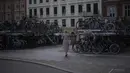 Seorang perempuan berjalan di tempat parkir sepeda di Kopenhagen, Denmark, Selasa (28/6/2022), saat negara itu bersiap untuk menjadi tuan rumah tiga tahap pertama dari Tour de France Cycling Race mulai 1 Juli mendatang. (AP Photo/Thibault Camus)