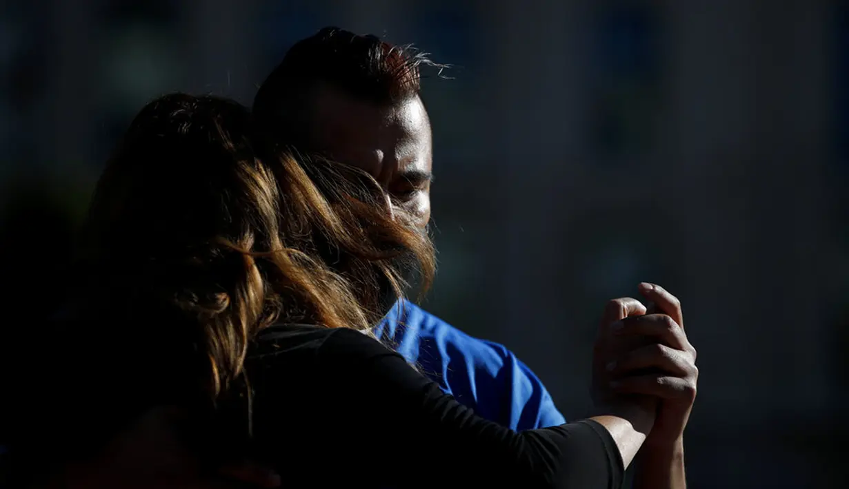 Sepasang suami istri menari tango saat demonstrasi menuntut diizinkan berlatih di ruang terbuka di tengah pembatasan karena melonjaknya kasus COVID-19 di Buenos Aires, Argentina, Sabtu (29/5/2021). Sejak pandemi, tango ditangguhkan untuk menghentikan infeksi COVID-19. (AP Photo/Natacha Pisarenko)