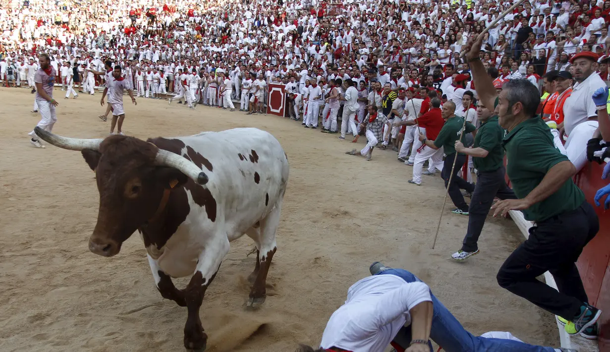 Para peserta berkumpul di stadion saat pembukaan Festival San Fermin di Pamplona, Spanyol, Selasa (7/7/2015). Ribuan pengunjung sangat antusias mengikuti festival yang memicu adrenalin. (Reuters/ Joseba Etxaburu)