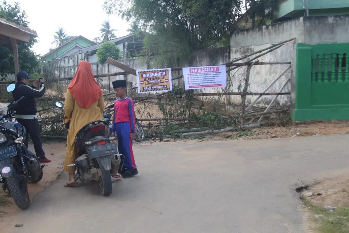 Warga Dusun Pulau Sari, Desa Labuhanratu Induk, Kecamatan Labuhanratu, Kabupaten Lampung Timur memblokir akses jalan menuju SMA N 1 Labuhanratu