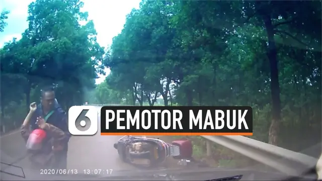 VIDEO: Mabuk, Pemotor Malah Joget Setelah Tergelincir dan Tertabrak Mobil