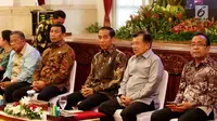 Presiden Joko widodo (ketiga kanan) didampingi Wakil Presiden, Jusuf Kalla (kedua kanan) bersiap memberikan pengarahan kepada kepala daerah se-Indonesia di Istana, Jakarta, Selasa (24/10). (Liputan6.com/Angga Yuniar)