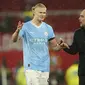 Erling Haaland berbincang dengan Pep Guardiola seusai&nbsp;Manchester City menghadapi tuan rumah Manchester United pada lanjutan Liga Inggris 2023/2024 di Old Trafford, Minggu (29/10/2023).&nbsp;(AP Photo/Dave Thompson)