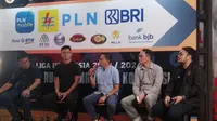 Tigorshalom Boboy (tengah) berbicara pada acara Diskusi sepak bola dengan tema  Liga Indonesia 2023/2024, Untung Rugi Format Baru Kompetisi di My Ten Caffee, Jakarta, Rabu (31/5/2023). (Bola.com/Hery Kurniawan)