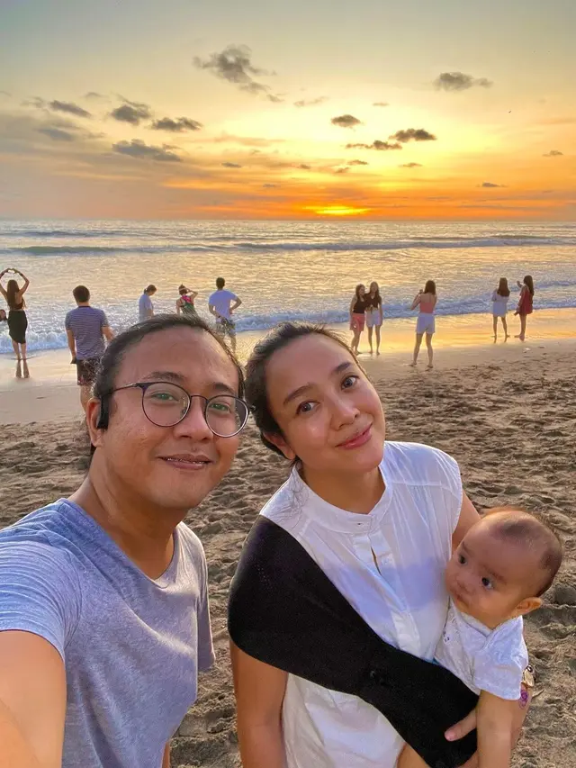 Dea Ananda momong anak (Instagram/dea_ananda)