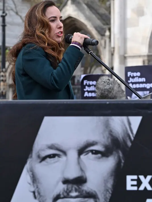 Istri pendiri WikiLeaks Julian Assange, Stella Assange berbicara kepada para pendukung dan anggota media di luar The Royal Courts of Justice, Pengadilan Tinggi Inggris, di pusat kota London pada tanggal 20 Februari 2024, saat jeda persidangan. (JUSTIN TALLIS/AFP)