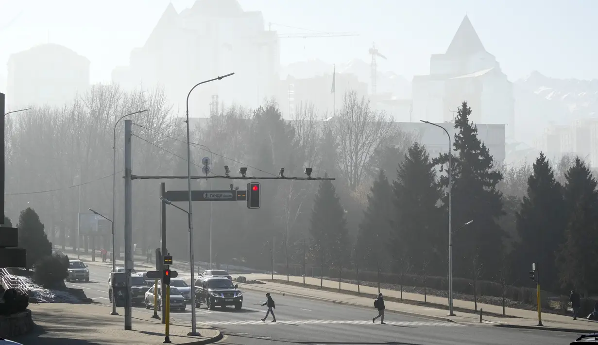 Pejalan kaki berjalan melalui penyeberangan di Almaty, Kazakhstan, Rabu (12/1/2022). Pihak berwenang Kazakhstan mengatakan mereka menahan 1.678 orang lagi dalam 24 jam terakhir atas dugaan partisipasi mereka dalam kerusuhan kekerasan yang mengguncang negara bekas Soviet itu. (AP Photo)