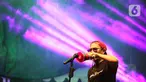 Vokalis grup band Jamrud, Krisyanto saat tampil di panggung Bergelora perhelatan Berdendang Bergoyang Festival, Kawasan Istora Senayan, Jakarta, Jumat (28/10/2022). Jamrud tampil menghentak dan enerjik dengan membawakan sejumlah lagu baru dan lawas, diantaranya Putri, Waktuku Mandi, Dokter Suster, dll. (Liputan6.com/Helmi Fithriansyah)