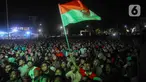 Ribuan warga saat nonton bareng laga timnas Indonesia U-23 melawan Uzbekistan pada semifinal Piala Asia U-23 Qatar 2024, Alun-Alun Pamulang, Tangerang Selatan, Banten, Senin malam (29/4/2024). (merdeka.com/Arie Basuki)