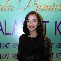"Makanya ambil film harus satu selesai, baru ambil lainnya. Film Malaikat Kecil ini proses syutingnya setahun yang lalu, tahun 2014 syuting. Jauh sebelum film yang kemarin. Jadi sengaja jaga jarak ga terlalu deket," jelas Tika. (Nurwahyunan/Bintang.com)