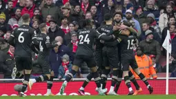 Pemain Bournemouth, Philip Billing (kanan kedua) melakukan selebrasi bersama rekannya setelah mencetak gol ke gawang Arsenal pada laga pekan ke-26 Liga Inggris 2022/2023 yang berlangsung di Emirates Stadium, London, Sabtu (04/03/2023). Billing tercatat sebagai pencetak gol tercepat kedua di Liga Inggris di bawah Shane Long. (AP Photo/Kin Cheung)