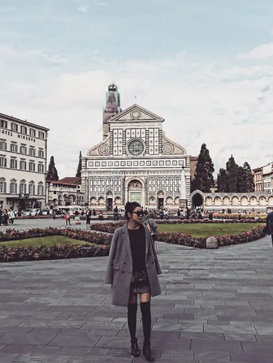 Selain menuturkan alasannya itu, Velove Vexia pun meminta doa untuk kesiapannya berhijab. Ia juga sangat yakin jika suatu hari nanti akan ada perjalanan spiritualnya yang membuatnya berhijab. (Instagram/vaelovexia)