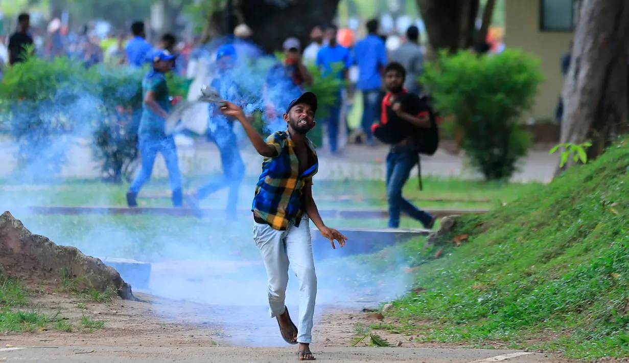 Mahasiswa melempar tabung gas air mata saat unjuk rasa yang berujung bentrok di Kolombo, Sri Lanka, Rabu (17/5). Mereka menolak universitas medis swasta yang dianggap membahayakan tradisi pendidikan yang didanai pemerintah. (AP/Eranga Jayawardena)