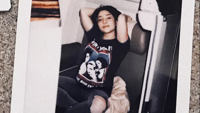 [Bintang] Sering Berpakaian Glamor, Nikita Willy dengan Padu-padan Kaos Tampak Lebih Fresh