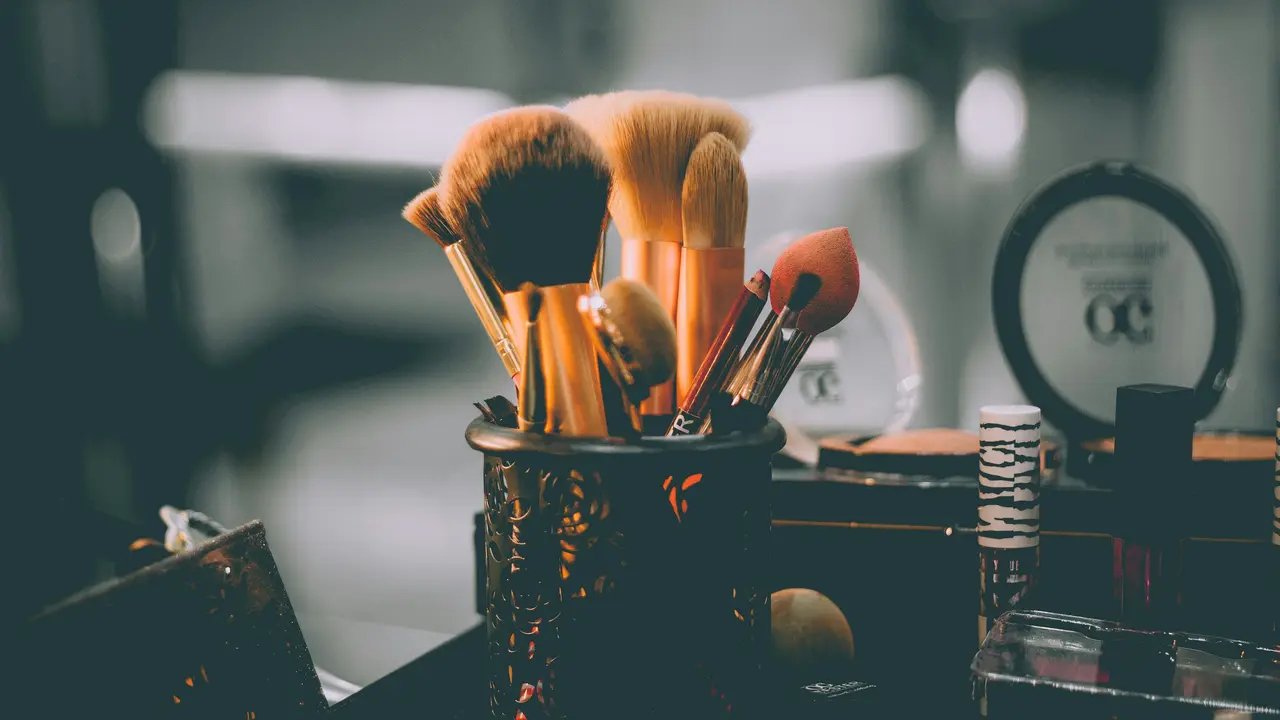 Menghindari Kerusakan Kulit, Ini Cara Membersihkan Kuas Makeup