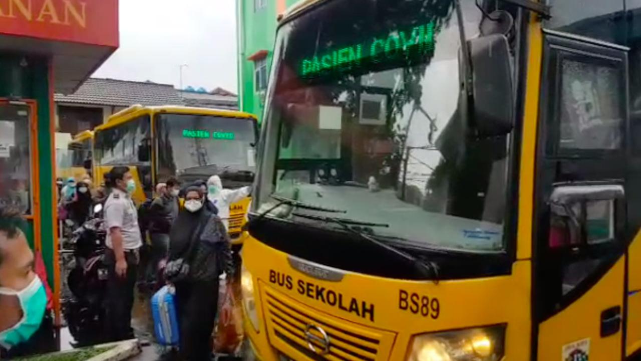 Evakuasi 72 warga di Puskesmas Ciracas untuk dibawa ke RS Darurat Wisma Atlet, Kemayoran. (Istiewa)