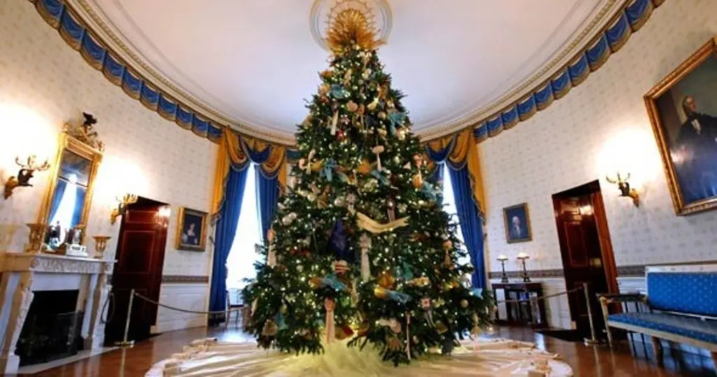Punya pohon natal setinggi 6 meter bukan halangan kalau kamu punya kreativitas tinggi. (Via: baltimorepostexaminer.com)