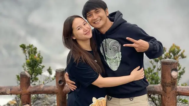 Tampil Simpel, Ini 7 Potret Reiner Manopo dan Istri Saat Liburan