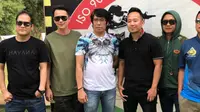 Andhika Pratama, Denny Cagur, Parto Patrio dan Gus Anom belajar menembak. (Instagram)