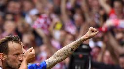 Tato salah satu pemain Kroasia yang bergambar kartu saat melawan Republik Ceska pada laga grup D Euro Cup 2016 di Stadion Geoffroy-Guichard, Saint-Etienne, (18/6/2016) WIB. (AFP/Joe Klamar)