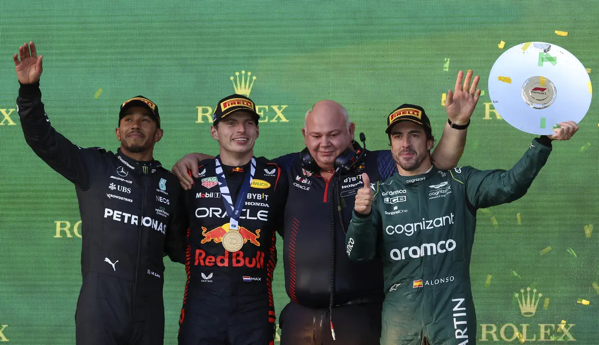 Pembalap Oracle Red Bull Racing, Max Verstappen, berhasil merebut kemenangan dalam balapan Formula 1 2023 GP Australia diikuti oleh pembalap Mercedes AMG Petronas, Lewis Hamilton, dan pembalap Aston Martin Aramco Cognizant, Fernando Alonso, di posisi ketiga. (AP Photo/Asanka Brendon Ratnayake)