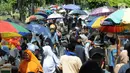 Sejumlah warga mengunjungi Tempat Pemakaman Umum (TPU) Karet Bivak, Jakarta Pusat, Kamis (10/5). Tradisi ziarah kubur rutin digelar umat muslim setiap menjelang Ramadan untuk mendoakan kerabat yang sudah meninggal. (Merdeka.com/Arie Basuki)