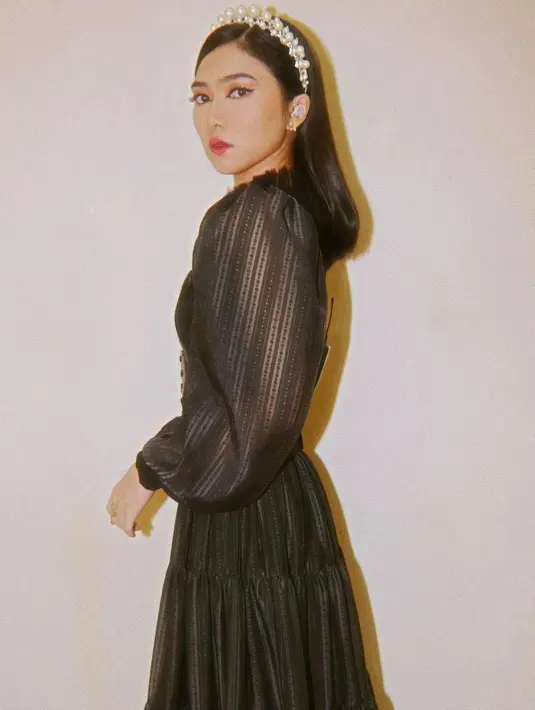 Gaun renda yang romantis semakin sempurna dengan tambahan headpiece mutiara (Foto: Instagram @isyanasarasvati)