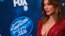 Penyanyi Jennifer Lopez berpose saat menghadiri pesta finalis "American Idol XV" di Hollywood Barat, California (25/2). J-Lo memoles bibirnya dengan lipstik merah yang menambah kesan seksi. (REUTERS/Mario Anzuoni)