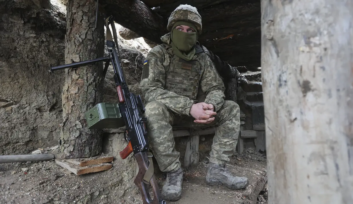 Tentara Ukraina duduk dalam posisi bertempur di garis pemisah dari pemberontak pro-Rusia di dekat Debaltsevo, wilayah Donetsk, Ukraina (3/12/2021). Menteri pertahanan Ukraina Oleksii Rezkinov memperingatkan bahwa Rusia dapat menyerang negaranya bulan depan. (AP Photo/Andriy Dubchak)