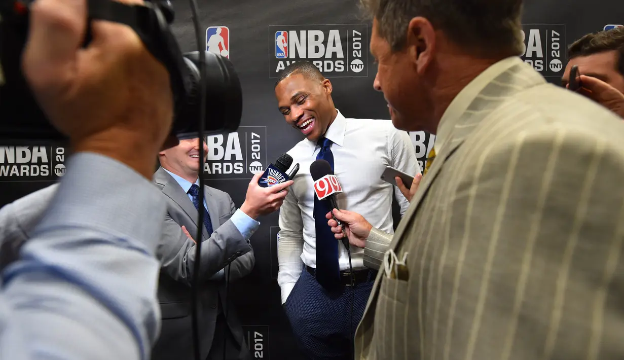 Pebasket Oklahoma City Thunder, Russell Westbrook, diwawancara sejumlah media usai meraih MVP NBA 2017 pada ajang NBA Awards 2017 di Basketball City, New York, Senin (26/6/2017). (NBAE via Getty Images/Jesse D. Garrabrant)