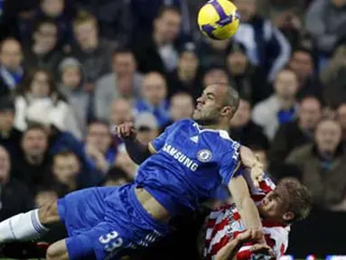 Chelsea's Brazilian player Alex fights for the ball with Sunderland's Martyn Waghorn during their Premiership match at Stamford Bridge in London on November 1, 2008. AFP PHOTO/Adrian Dennis