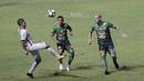 Striker Bali United, Irfan Bachdim, berusaha melewati pemain PS TNI, Abduh Lestaluhu dan Talin Facundo pada laga lanjutan Liga 1 di Stadion Pakansari, Bogor, Senin (10/7/2017). (Bola.com/M Iqbal Ichsan)