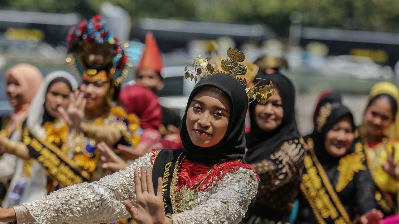 Sejumlah penari dari Duta Maritim Indonesia tampil melakukan tarian secara bersama-sama saat peringatan HUT RI ke-78 di Bundaran HI, Jakarta, Kamis (17/8/2023).