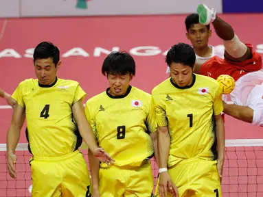 Pemain takraw Jepang, Toshitaka Naido, Hirokazu Kobayashi, dan Yuki Sato menahan tendangan Saiful Rijal (kanan) saat menghadapi Indonesia di final Asian Games 2018 di Palembang, Sabtu (1/9). Indonesia menang 2-1. (AP Photo/Vincent Thian)