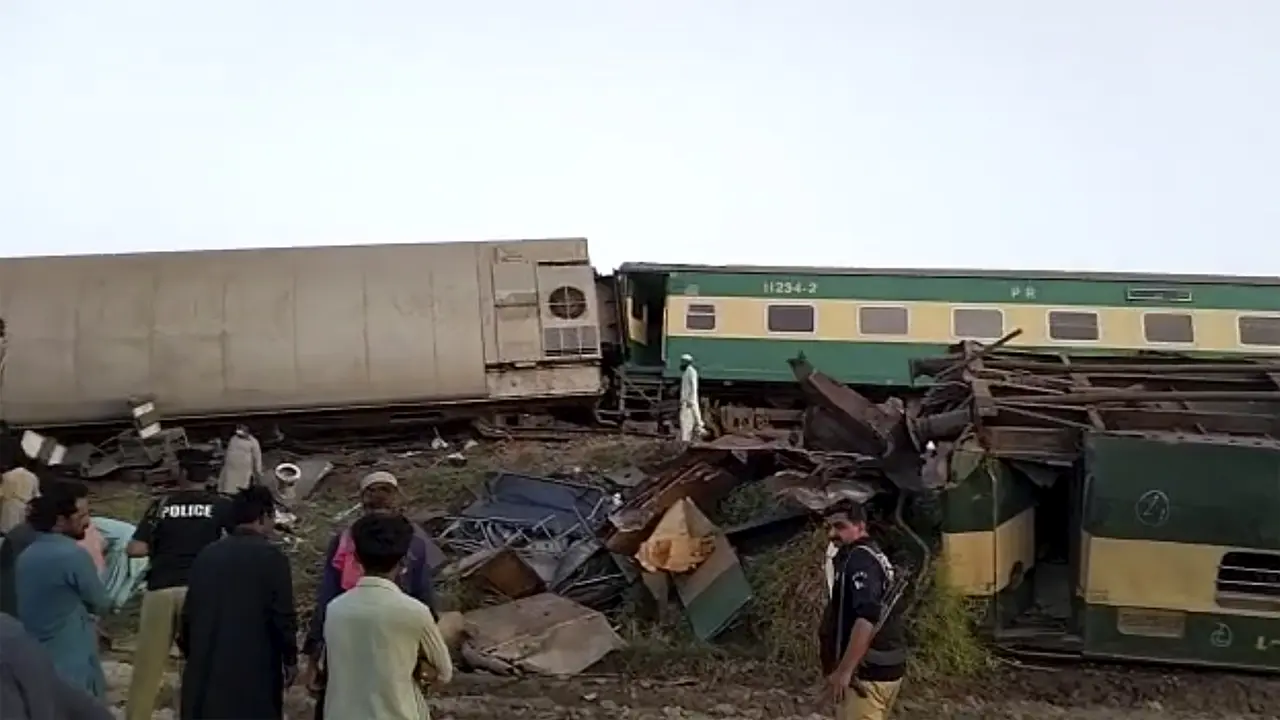 Tabrakan Kereta Api di Pakistan, 30 Orang Tewas