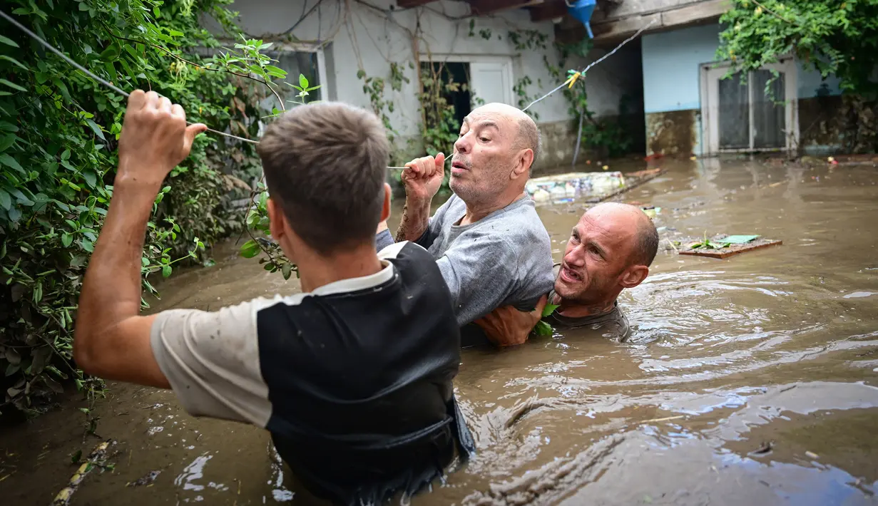 Pihak berwenang Rumania telah mengirim peringatan cuaca buruk kepada warga, sementara layanan darurat membersihkan genangan banjir dari rumah-rumah. (Daniel MIHAILESCU/AFP)