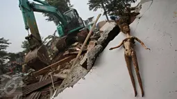 Sebuah boneka terlihat di salah satu bangunan yang dibongkar petugas di bantaran Sungai Ciliwung, Bukit Duri, Jakarta, Selasa (12/1). Pemprov DKI membongkar sejumlah bangunan terkait proyek normalisasi Sungai Ciliwung. (Liputan6.com/ Immanuel Antonius)