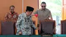 Mantan Dirjen Pajak Hadi Poernomo (berpeci) bersiap mengikuti sidang perdana praperadilan terhadap KPK di Pengadilan Negeri Jakarta Selatan, Senin (11/5/2015). Sidang gugatan Hadi Poernomo ditunda hingga Senin 18 Mei mendatang. (Liputan6.com/Helmi Afandi)