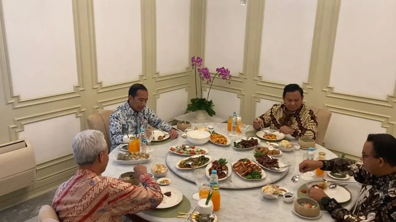 Presiden Joko Widodo atau Jokowi makan siang bersama dengan bakal capres Anies Baswedan, Ganjar Pranowo, dan Prabowo Subianto di Istana, Senin (30/10/2023).
