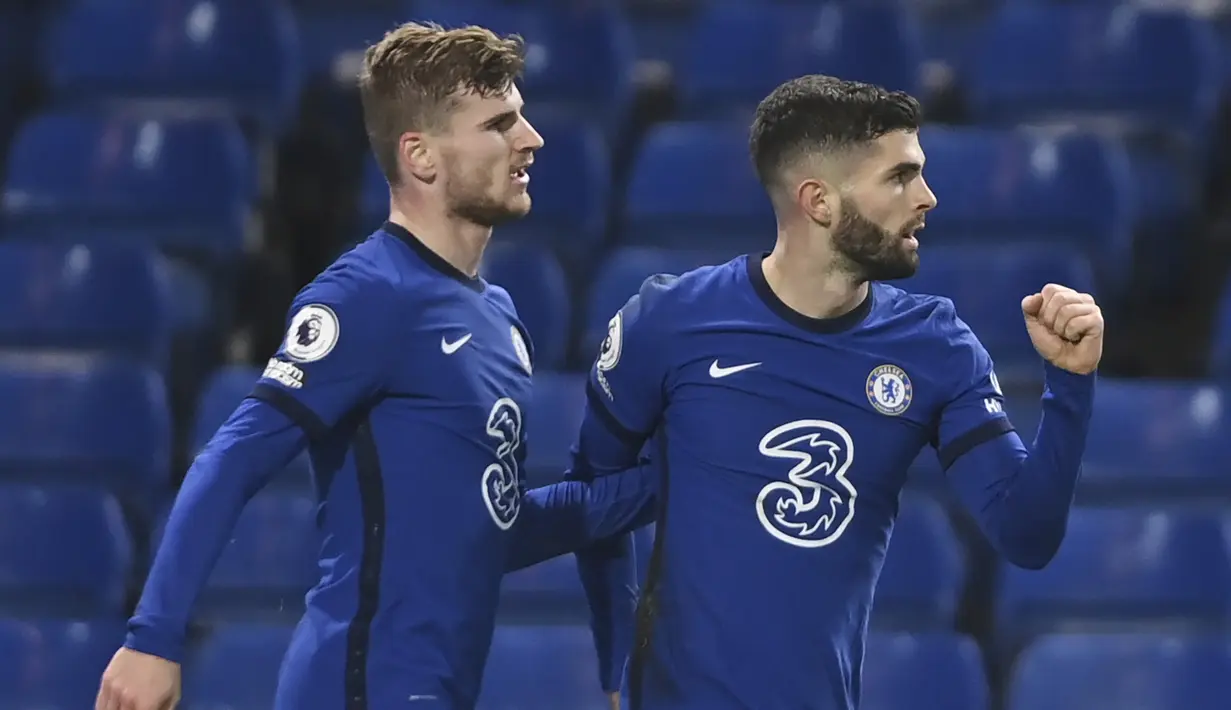Gelandang Chelsea, Christian Pulisic (kanan) berselebrasi dengan rekannya Timo Werner usai mencetak gol ke gawang Leeds United pada pertandingan lanjutan Liga Inggris di Stamford Bridge di London, Inggris, Minggu (6/12/2020). Chelsea menang 3-1 atas Leeds United. (Mike Hewitt, Pool via AP)