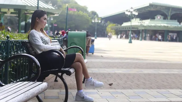 Gaya Santai Nella Kharisma Saat Berlibur, Simple dan Tetap Fashionable